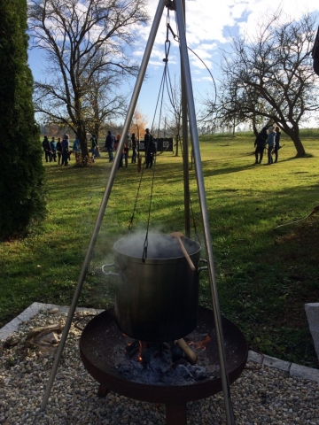 Für Team-Events wird hervorragendes Essen von Grill und Feuerstelle angeboten